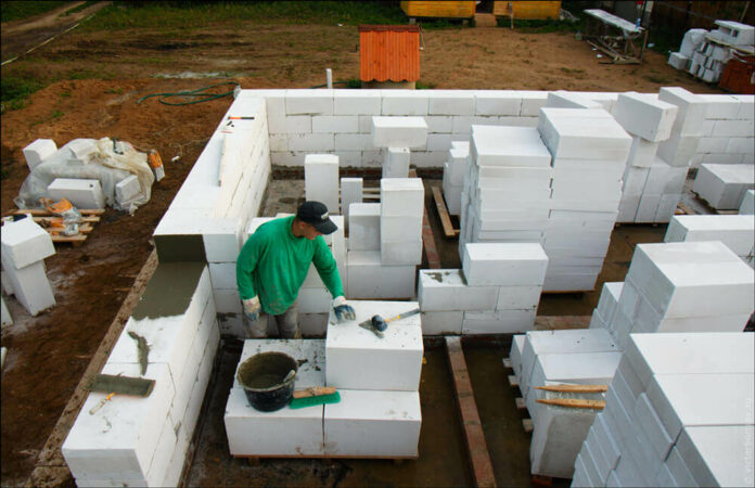 Газобетон или пеноблоки — какой материал выбрать для строительства фундамента вашего дома?