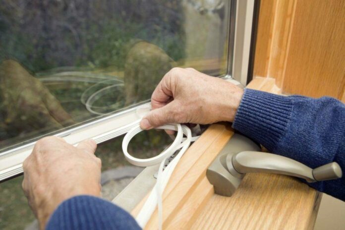 Как правильно уплотнить окна и двери — эффективные советы и техники